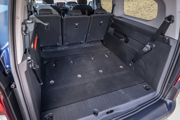 3列目シートを取り外した様子。タイヤハウスなどの凹凸がない、スクエアな空間が出現する。シートを取り外したことによってできる穴をふさぐカバーも付属している。