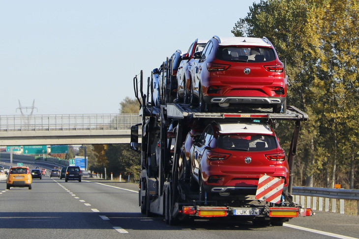 イタリア北部のアウトストラーダで。陸送されるMG車。2021年11月に撮影。