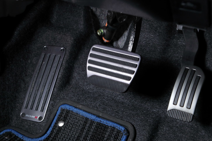 「ノートe-POWER NISMO」では、標準車と同じくアクセルペダルのみで加速・減速が可能となっている。写真は同車のアルミ製アクセル／ブレーキペダルとフットレスト。