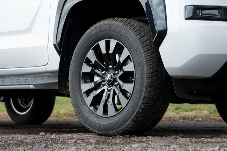 ホイールの色は「GSR」がブラック、「GLS」がグレーメタリック。タイヤサイズは265/60R18で、試乗車は舗装路で乗ったものが「ヨコハマ・ジオランダーA/T G94」を（写真）、オフロードで乗ったものが「ダンロップ・グラントレックAT25」を装着していた。