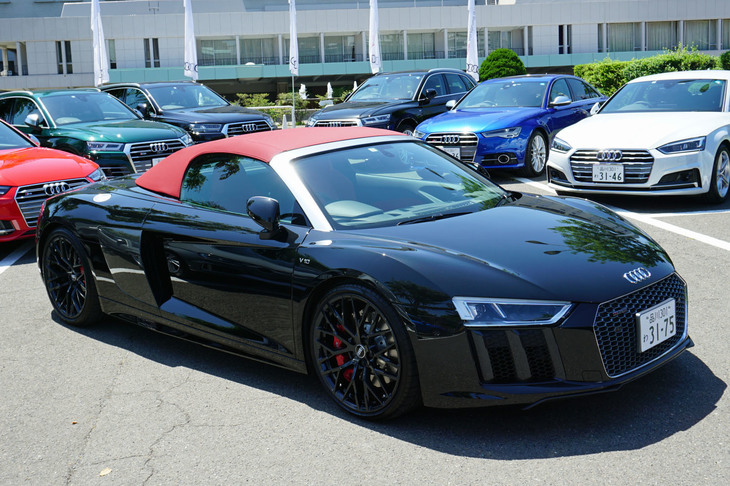 「アウディR8スパイダー」の利用料金は、1日あたり12万8000円。