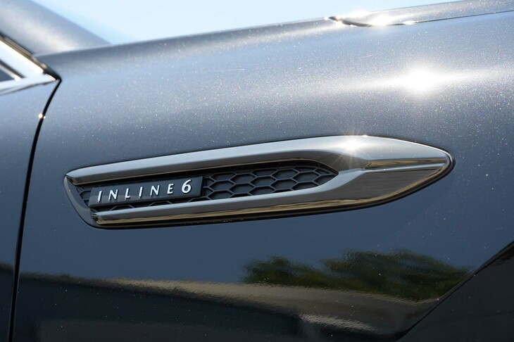 マツダCX-80 XDハイブリッド プレミアムスポーツ（「INLINE 6」バッジ）