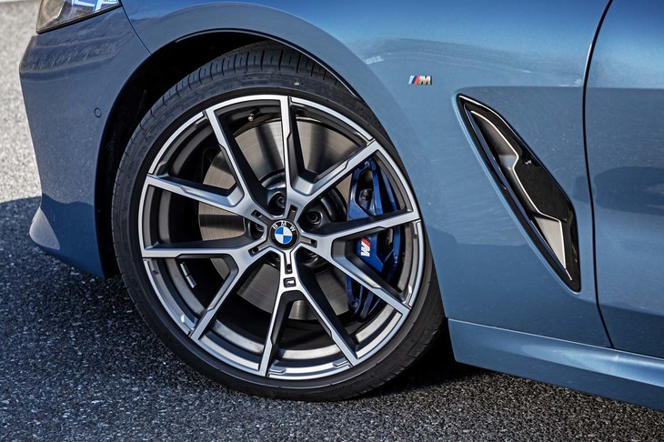 試乗車は「Yスポーク・スタイリング728M」（セリウムグレー）と呼ばれるアルミホイールに、前245/35R20、後ろ275/30R20サイズの「ミシュラン・パイロットスポーツ3」ランフラットタイヤを組み合わせていた。