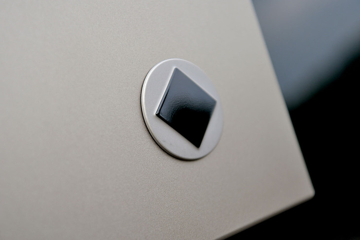 【ディフェンダー・オクタのスペック】
	ボディーサイズ：全長×全幅×全高＝4940×2065×2000mm／ホイールベース：3020mm／車重：2610kg／駆動方式：4WD／エンジン：4.4リッターV8 DOHC 32バルブ ツインターボ／モーター：交流同期電動機／トランスミッション：8段AT／エンジン最高出力：635PS（467kW）/6000-7000rpm／エンジン最大トルク：750N・m（76.5kgf・m）/1800-5855rpm／モーター最高出力：19PS（14kW）/800-2000rpm／モーター最大トルク：200N・m（20.4kgf・m）/250rpm／タイヤ：（前）275/50R22 115W  M＋S XL／（後）275/50R22 115W  M＋S XL（ミシュラン・プライマシー オールシーズン）／燃費：--km/リッター／価格：2099万円
	
	【取材時の燃費データ】
	テスト距離：296.4km（市街地1：高速道路7：山岳路2）／使用燃料：52.0リッター（ハイオクガソリン）／参考燃費：5.7km/リッター（満タン法）／6.2km/リッター（車載燃費計計測値）