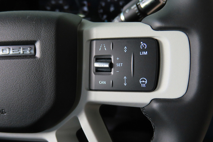 ランドローバー・ディフェンダー110 SE エクスプローラーパック装着車（ステアリングスイッチ）