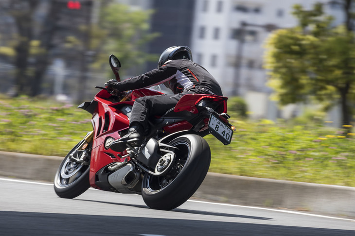 ダイナミクス性能だけでなく、快適性も向上した2020年モデルの「パニガーレV4／V4 S」。ドゥカティは「個々のラップだけでなく、セッション全体でさらに速いラップタイムを刻むことが可能になった」と説明している。