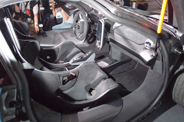 「セナ」のキャビンは、「モノケージIII」と呼ばれるカーボン製モノコックで構成される。