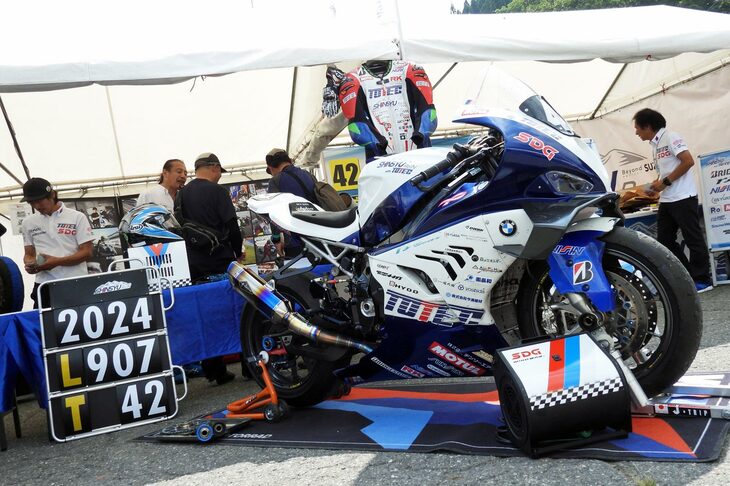 鈴鹿8時間耐久ロードレースに「M1000RR」で参戦した、信州 Re：N with TOTECの出展ブース。一般社団法人信州活性プロジェクトチーム長野による、地元密着型のレーシングチームだ。