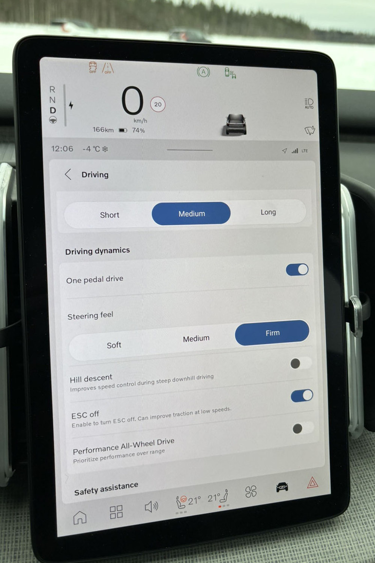 常時4WDになる「パフォーマンスオールホイールドライブ」の設定もセンタースクリーンで。出足の鋭さが明らかに変わる。
