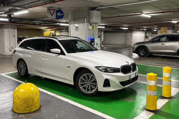 「BMW 3シリーズ ツーリング」のPHEV（イタリア）。2023年8月28日。