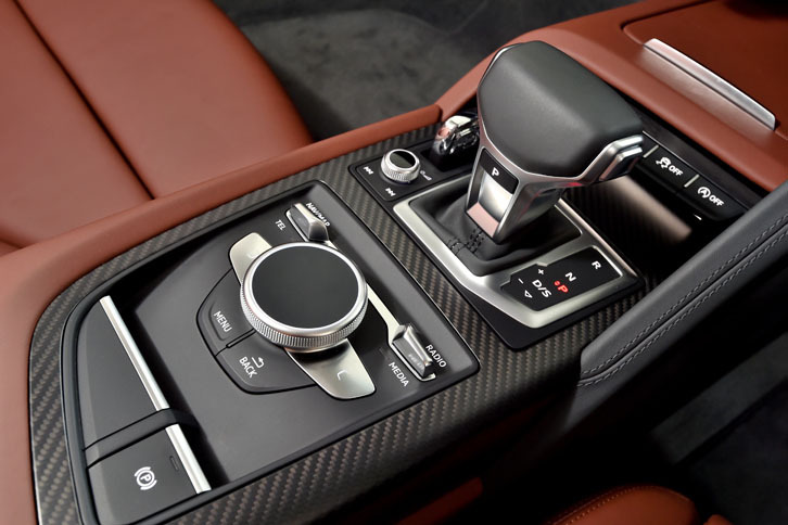 トランスミッションは7段Sトロニック（デュアルクラッチトランスミッション）。