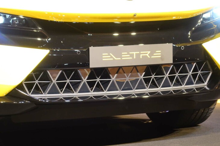 ロータス・エレトレR（フロントのアクティブエアロ）