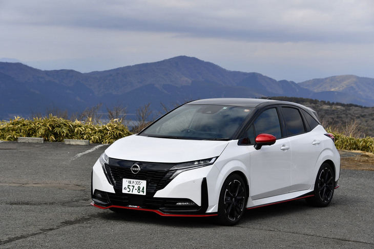 今回、池沢早人師先生がステアリングを握った「日産ノート オーラNISMO」。コンパクトカー「ノート オーラ」をベースとしたスポーティーバージョンで、フォーミュラEからインスパイアされた“駿足（しゅんそく）の電動シティーレーサー”をコンセプトに開発したという。