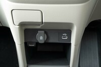 8人乗り仕様も選べる「エアー」だが、USBポートはダッシュボードの1つが備わるのみ。このあたりの謎仕様は早期に解決してほしいポイントだ。