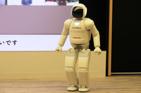 ホンダが長年にわたり開発を続けてきたヒューマノイドロボットの「ASIMO」。今年は「NSX」の誕生30周年であると同時に、ASIMOの誕生20周年の年でもある。