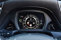 「LS500h“エグゼクティブ”」のメーターパネル。単眼レイアウトを採用することで、視認性の向上が図られている。