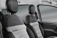 ブラック／ブラウンの専用ファブリックシートが備わる。