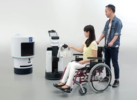 「HSR：Human Support Robot」（写真左）と「DSR：Delivery Support Robot」（同中央）。