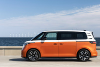 国産のオラオラ系とは一線を画すイメージの「ID. Buzz」。こういうミニバンが増えると（いかんせんデカいので増えすぎるのも問題だが）、街の景色も少し明るくなる気がする。いかがでしょう、日本メーカーの皆さん？