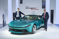 新型車「フェラーリ・アマルフィ スパイダー」と、フェラーリのプロダクトマーケティングマネジャーであるマッティア・メッジョリン氏（写真左）、フェラーリ・ジャパンのドナート・ロマニエッロ社長（同右）。