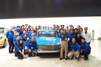 「FY19再生クラブキックオフ式」と題した「グロリア」のレストア発表イベント後に、記念撮影を行うメンバーたち。