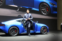 発表会では、鈴木亮平が自ら「フェアレディZ」を運転して登場。俳優らしくさっそうと降り立った。