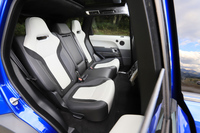 リアシートもフロントシートに準じるデザインを採用。一見セパレートタイプにも見えるが、乗車定員は5人となっている。バックレストは60：40の分割可倒式を採用している。