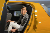 先ほどの前席シートポジションのまま、後席へ。ヒザからバックレストまでの間隔はこのくらい。前に巨漢が座らなければ、それほど窮屈ではない。