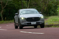操作性は従来のマツダ車の集大成といった趣。操舵、スロットル、ブレーキともに入力し始めの反応が穏やかで、唐突感がない。