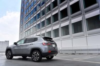 インポーターによれば、「コンパス」の有力な購買層は、若い世代のアクティブなファミリー。平均年齢は42歳と、同等のSUVに比べて9歳若いという。