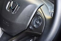 アダプティブ・クルーズ・コントロールや車線維持支援システムのスイッチは、ステアリングホイールのスポーク部にレイアウトされる。