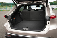 フロアやシートバックなど、各部が起毛素材で覆われたラゲッジスペース。開発関係者いわく、過度に実用性を突き詰めるのではなく、質感の高さにもこだわったという。