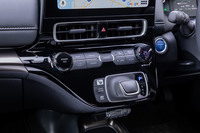 エアコンのコントロールパネル下に配置されたシフトセレクター。セレクターレバー左の「DRIVE MODE」スイッチで「POWER＋」モードを選択すれば、アクセルオフの減速度が強くなる新機能「快感ペダル」が体感できる。