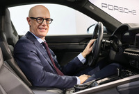 2026年1月1日付でポルシェのCEOに就任したミヒャエル・ライタース氏。ポルシェで13年以上働いた後、フェラーリのCTOやマクラーレンのCEOを歴任しており、今回のトップ人事は古巣へのカムバックということになる。2026年の見通しとしては、「世界中の顧客やファンを魅了する、感動的な新型車も発表する予定」という。