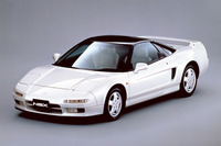 1990年9月に発売された、初代「NSX」。広大なガラスエリアを持つキャノピーは、ジェット戦闘機に着想を得たもので、ドライバーに広々とした視界を提供した。