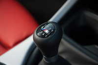 トランスミッションは6段MTと8段ATの2種類。6段MT仕様の値段は631万円と、改良前の「M235i」から据え置かれた。