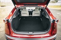 後席の背もたれを倒した状態の荷室。フロア下には予備の収納スペースも。