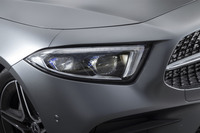 鋭くつり上がったヘッドランプ。内側の「く」の字の部分はポジションランプとして点灯する。