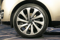 展示車の足元の仕様は、23インチの大径ホイールに285/40R23サイズのタイヤの組み合わせだった。