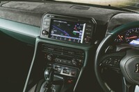 2023年現在としては小ぶりな8インチのセンタースクリーンはCD/DVDのスロット付き。こう見えて「Apple CarPlay」に対応している。