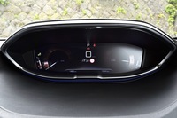 「ヘッドアップインストルメントパネル」の表示は標準的なメーター（写真）からカスタマイズ可能なパーソナルモードまで計4種類が用意されている。