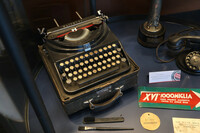 実行委員のバッジとともに置かれているのは、オリベッティの戦前・戦後型タイプライター「ストゥディオ42」。