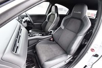 「ヴェゼル モデューロX」のフロントシートはフレームから新設計された専用品。コンビ仕立ての表皮からも質の高さが感じられる。