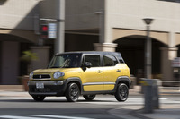 「クロスビー」（4WD車）のリアサスペンション形式はトレーリングリンク式。リアアクスルはシンプルなリジッドアクスルで、車輪にトー角やキャンバー角をつけられるような構造にはなっていない。