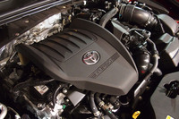 2.4リッター直4ターボに、6段AT内蔵のモーターと多板クラッチを組み合わせた1モーター2クラッチのデュアルブーストハイブリッドシステムを搭載。システム全体で最高出力349PSを発生する。