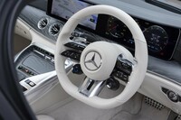 上下2分割の横スポークが特徴的なステアリングホイール。ホーンボタン右下のダイヤルがドライブモードセレクターで、左のダイヤルではサスペンションやトランスミッションなどの設定を呼び出して個別に変えられる。