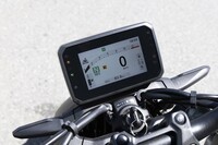 バイクとライダーの仲立ちを務める、5インチのTFTディスプレイ。表示デザインは「バー／サークル／シンプル」の3タイプから選択可能で、各種操作は左スイッチボックスの4wayセレクトスイッチで行う。