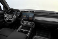 「ディフェンダー75＋エディション」に設定された「エボニー」のインテリア。