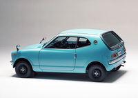 「ライフ」がベースとなり、エンジンが水冷化された「ホンダZ」。ホイールベースが80mm延長されノーズが長くなったことが、1ページ目の空冷モデルと比べればお分かりだろう（フロントホイールアーチとドアまでの長さが異なる）。