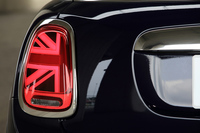 「ユニオンジャック」の模様が施されたオプションのリアコンビランプ。実際のユニオンジャックにならい、左右で微妙にデザインを変えるなど、凝ったものとなっている。